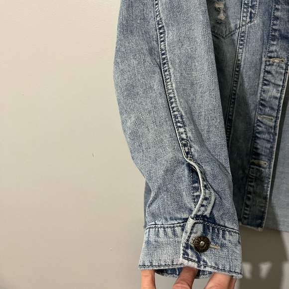 SOLD! Taking to consignment 7/31 Vici Layne  distressed denim Jean jacket - Picture 6 of 16